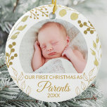Our First Christmas As Parents Gold Foliage Photo セラミックオーナメント<br><div class="desc">This elegant Parents' Christmas Ornament is decorated with gold foliage on a white background.
Easily customizable with baby's photo and year.
Original Watercolor © Michele Davies.</div>