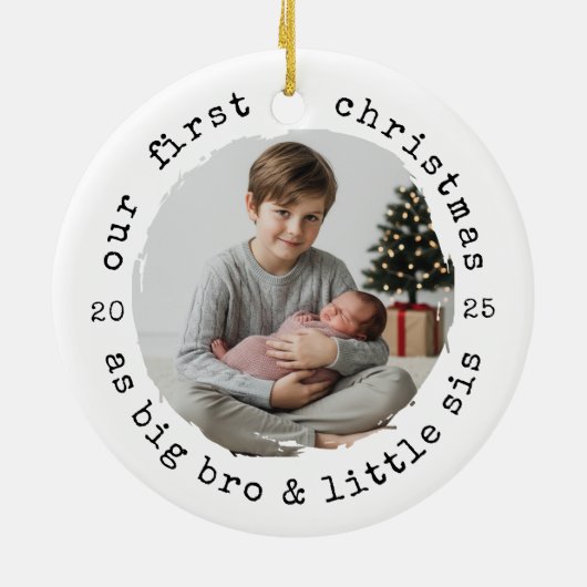 Our First Christmas – Big Bro & Little Sis Round P セラミックオーナメント (裏面)