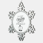 Our First Christmas Engaged 2025 Engagement スノーフレークピューターオーナメント (右)