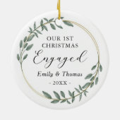 Our First Christmas Engaged Greenery Gold Wreath セラミックオーナメント (裏面)