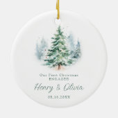 Our First Christmas Engaged Modern Script Tree セラミックオーナメント (裏面)