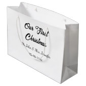 Our first Christmas Mr and Mrs couple name date ラージペーパーバッグ (裏面アングル)