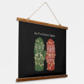 Our First Christmas Together Cozy Knitted  吊り下げ型タペストリー (傾斜あり)