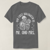 Our First Halloween As Mr And Mrs Skeleton Married Tシャツ (デザイン正面)