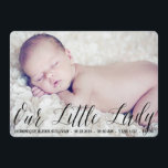 Our Little Lady Script Photo Birth Announcement 案内状<br><div class="desc">おもしろいお洒落と生誕発表は書の台本と背景パターン（の模様が）あるを特徴とする。この発表は様々なフォントがある。</div>