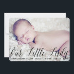 Our Little Lady Script Photo Birth Announcement 案内状<br><div class="desc">おもしろいお洒落と生誕発表は書の台本と背景パターン（の模様が）あるを特徴とする。この発表は様々なフォントがある。</div>