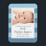Our Little Man Blue Boy写真誕生のお知らせ マグネット<br><div class="desc">水平男の赤ちゃんと小さな蝶タイのデザインのアクセントで囲まれたベビーの写真を特徴とするクラシックとシンプルスタイルの誕生発表のマグネットと共に名門私立校風のお客様のの到着を発表すストライプる。青、石板、木炭グレー、白。</div>