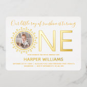 Our Ray of Sunshine金ゴールドフォトベビーファースト誕生日 箔招待状 (正面)