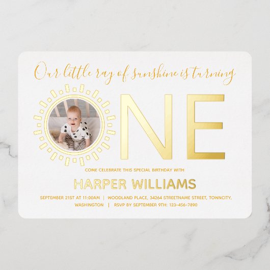 Our Ray of Sunshine金ゴールドフォトベビーファースト誕生日 箔招待状 (正面)