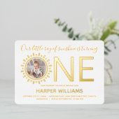 Our Ray of Sunshine金ゴールドフォトベビーファースト誕生日 箔招待状 (立ち正面)