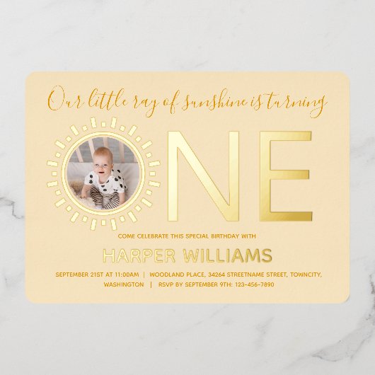 Our Ray of Sunshine金ゴールド写真ベビー1st Birthday 箔招待状 (正面)