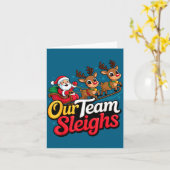 Our Team Sleighs Christmas Reindeers And Santa Off カード (黄色い花)