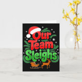 Our Team Sleighs Christmas Reindeers Santa's Worke カード (黄色い花)