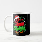 Our Team Sleighs Christmas Reindeers Santa's Worke コーヒーマグカップ (左)