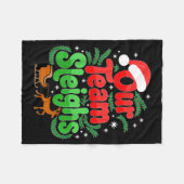 Our Team Sleighs Christmas Reindeers Santa's Worke フリースブランケット (正面(横))