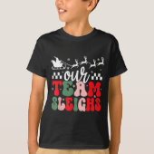 Our Team Sleighs Christmas Reindeers Santa's Worke Tシャツ (正面)