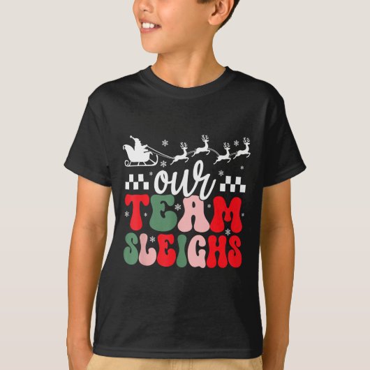 Our Team Sleighs Christmas Reindeers Santa's Worke Tシャツ (正面)