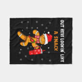 Out Here Looking Like A Snack Funny Gingerbread Ch フリースブランケット (正面(横))