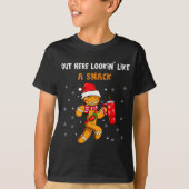 Out Here Looking Like A Snack Funny Gingerbread Ch Tシャツ (正面)