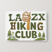 Out Of Breath Hiking Society Funny Sloth Hiker 缶バッジ (正面)