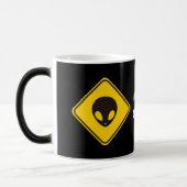 "Out Of The World" Funny Alien Sign モーフィングマグカップ (左)
