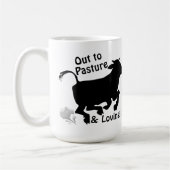 Out to Pasture & Loving It Funny Cow Retirement コーヒーマグカップ (左)