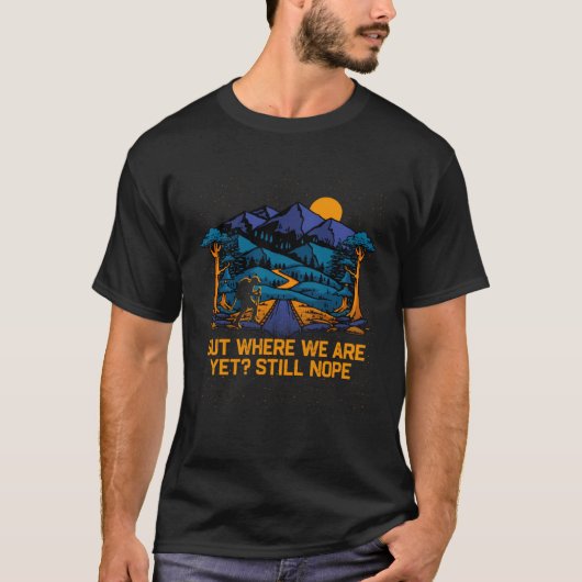 Out Where We Are Yet Hiking Camping Hiker Camper F Tシャツ (正面)