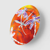 Outback Dragonfly Dance ラウンド壁時計 (傾斜)