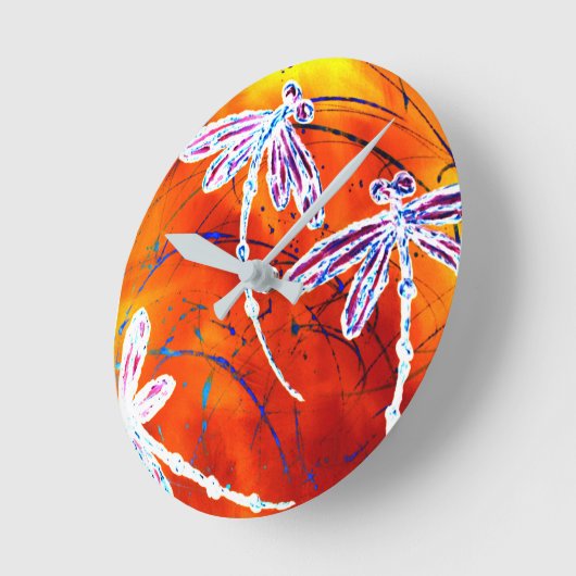 Outback Dragonfly Dance ラウンド壁時計 (傾斜)