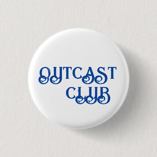 「OUTCAST CLUB」ボタン – 小さくて味わい深い 缶バッジ (正面)