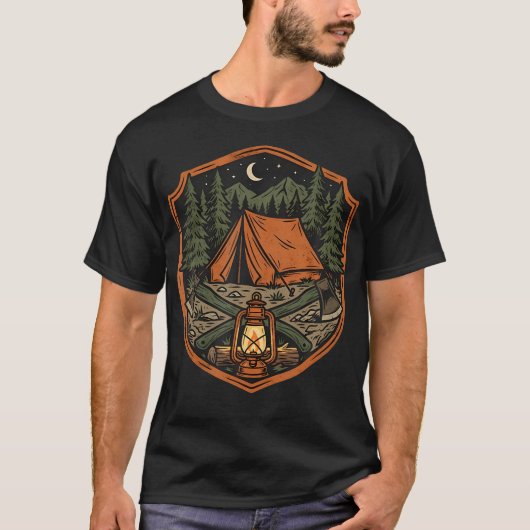 Outdoor Adventure Vintage Camping Badge Tent Tシャツ (正面)