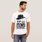Outdoor Camping Hat Mountains Adventure Art Tシャツ (正面フル)