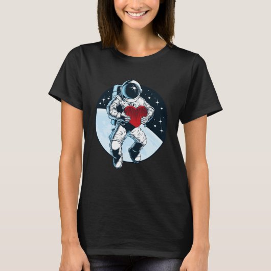 Outer Space Valentine Astronaut Holding Red Heart Tシャツ (正面)