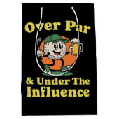 Over Par and Under The Influence Golf Drinking  ミディアムペーパーバッグ (正面)