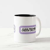 Over Promise Under Deliver Minimalist Typographic  ツートーンマグカップ (正面右)