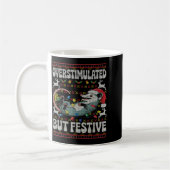 Overstimulated But Festive Ossum Christmas Ugly Sw コーヒーマグカップ (左)