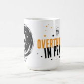 Overthinking in Peace – Zen Skeleton Spooky Season モーフィングマグカップ (中央)