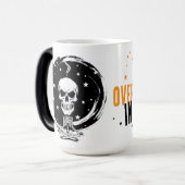 Overthinking in Peace – Zen Skeleton Spooky Season モーフィングマグカップ (正面左)