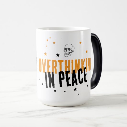 Overthinking in Peace – Zen Skeleton Spooky Season モーフィングマグカップ (正面右)