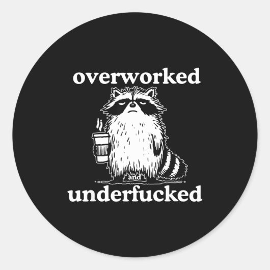 Overworked And Underfored Funny Raccoon Coffee Say ラウンドシール (正面)