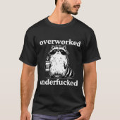Overworked And Underfored Funny Raccoon Coffee Say Tシャツ (正面)