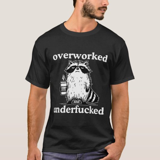 Overworked And Underfored Funny Raccoon Coffee Say Tシャツ (正面)