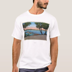 Owasco湖のOwascoのヨットクラブの眺め Tシャツ