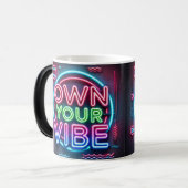 Own Your Vibe – ネオンモーフィングマグ モーフィングマグカップ (正面左)