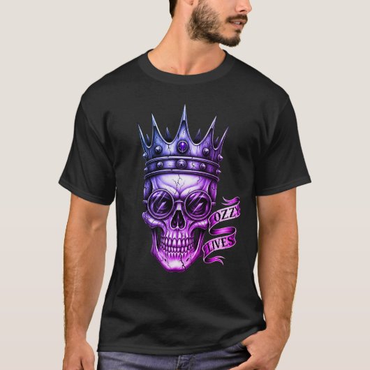Ozzy Lives Skull Glasses Crown Biker Tattoo Purple Tシャツ (正面)