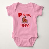 Pは子犬のTシャツおよびギフトのためです ベビーボディスーツ (正面)