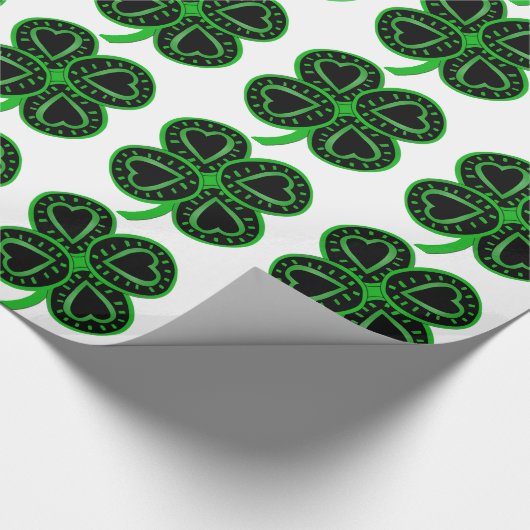 Pを包んでいるハートStハンバーグを持つ黒い緑のクローバー ラッピングペーパー (角)