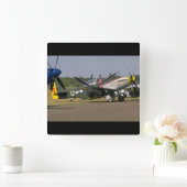 P51マスタング、側面（滑走路）_WWII飛行機 スクエア壁時計 (ホーム)