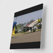 P51マスタング、側面（滑走路）_WWII飛行機 スクエア壁時計 (傾斜)