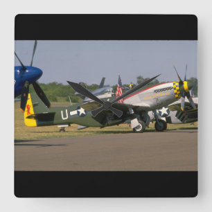 P51ムスタング、側面図。(走路の) _WWIIの飛行機 スクエア壁時計